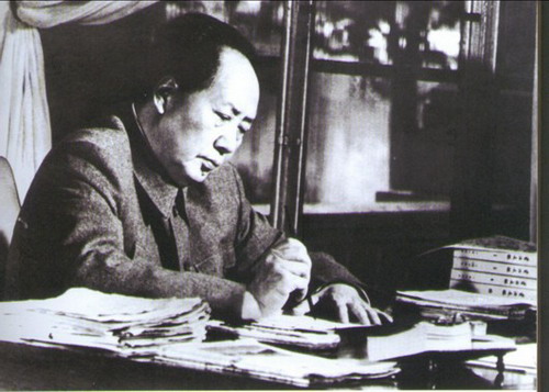 1955年12月，毛泽东在广州写作。