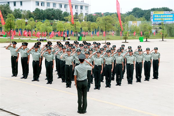 敬礼练习.jpg 敬礼练习.jpg